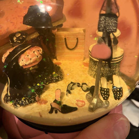 Vintage Victoria’s Secret Collectible SNOWGLOBE - Picture 2 of 7